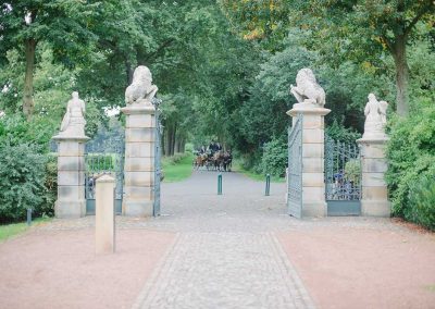 Eingangstor Gut Havichhorst mit einer Kutsche.