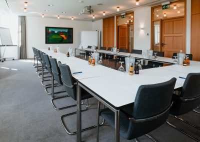 Gut Havichhorst Tagungsraum. Modern eingerichtet. Bestuhlt mit Tischen in U-Form.