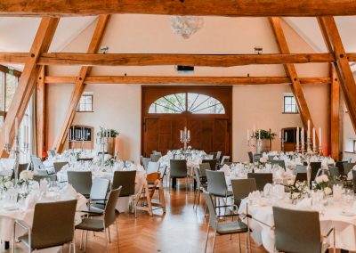 Gut Havichhorst Raum Deele. Eingerichtet mit Runden Tischen festlich gedeckt für eine Hochzeit.